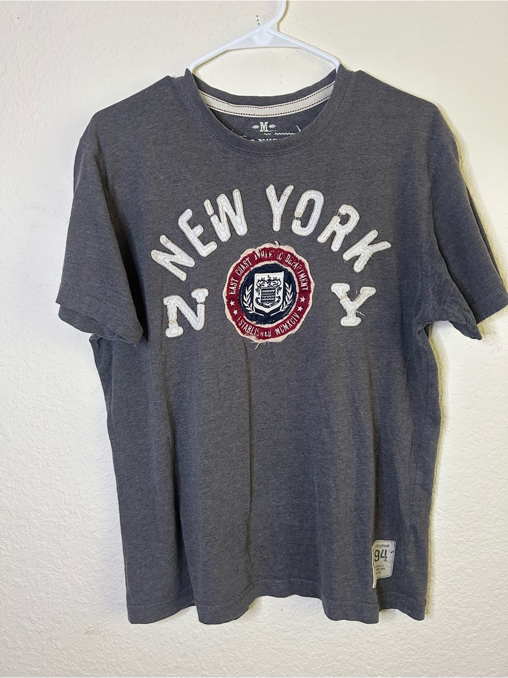 Old Navy Patched Dark Gray New York Graphic Crewneck T-Shirt Medium Short Sleeve